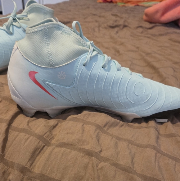 Cleats - Picture 3 of 8